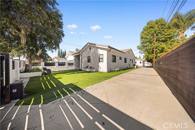 22913 Burbank, Woodland Hills (los Angeles), CA 91367