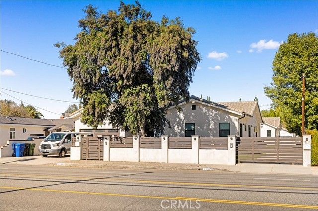 22913 Burbank, Woodland Hills (los Angeles), CA 91367