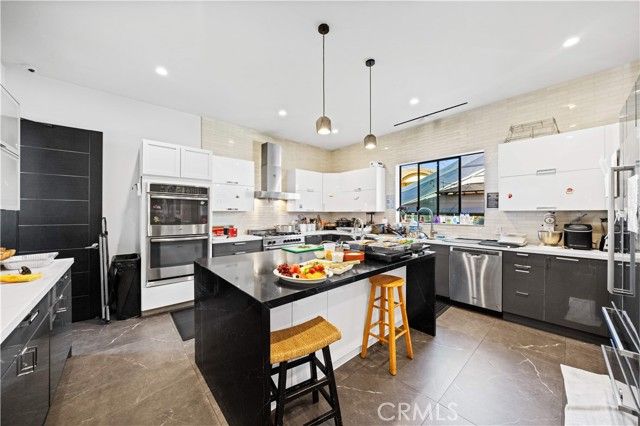 22913 Burbank, Woodland Hills (los Angeles), CA 91367