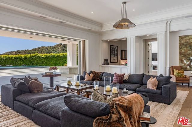 2571 Wallingford Drive, Beverly Hills, CA 90210
