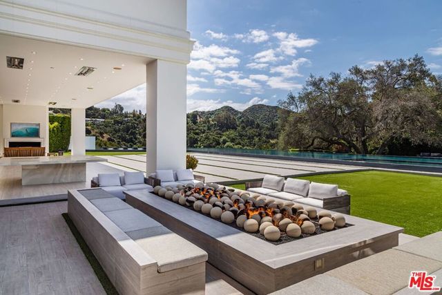 2571 Wallingford Drive, Beverly Hills, CA 90210