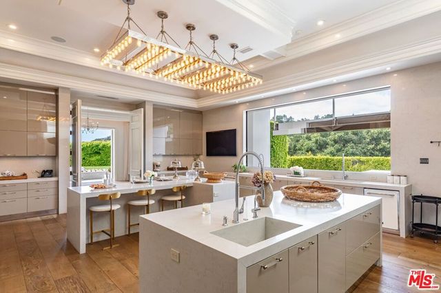 2571 Wallingford Drive, Beverly Hills, CA 90210