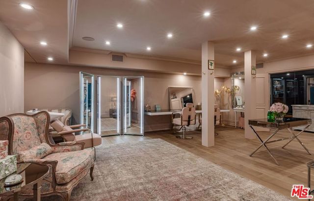 2571 Wallingford Drive, Beverly Hills, CA 90210