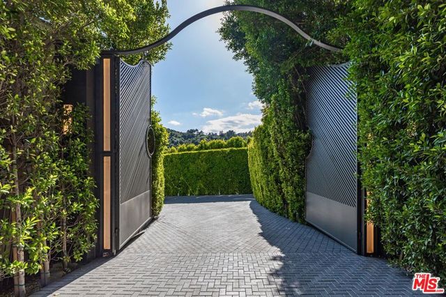 2571 Wallingford Drive, Beverly Hills, CA 90210