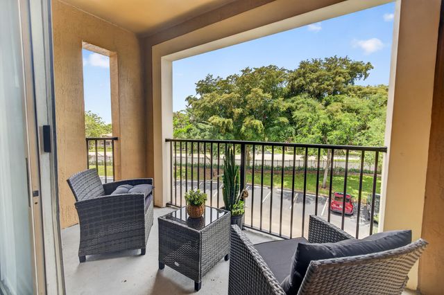 8020 N Nob Hill Road 305, Tamarac, FL 33321