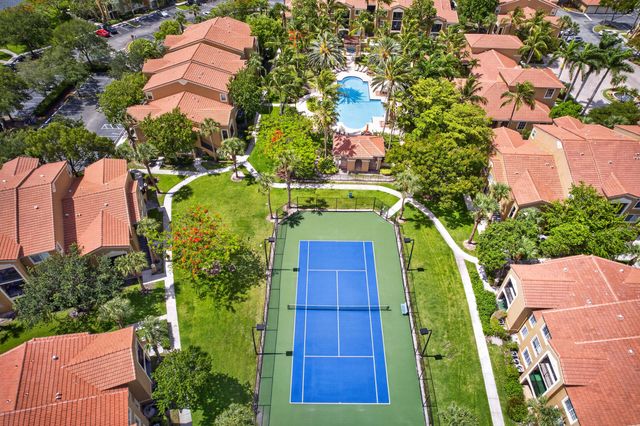 8020 N Nob Hill Road 305, Tamarac, FL 33321