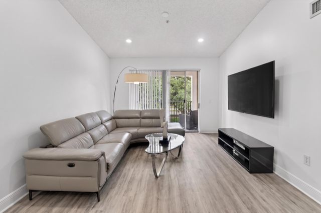 8020 N Nob Hill Road 305, Tamarac, FL 33321