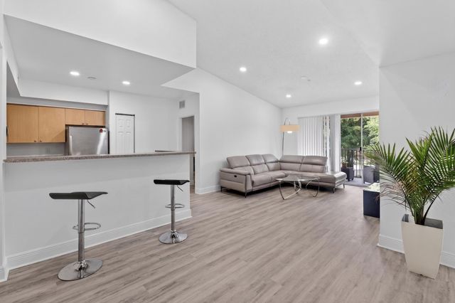 8020 N Nob Hill Road 305, Tamarac, FL 33321
