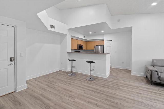 8020 N Nob Hill Road 305, Tamarac, FL 33321