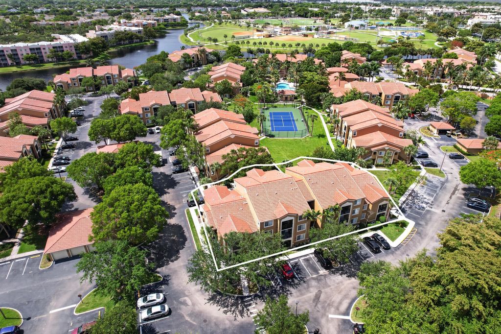 8020 N Nob Hill Road 305, Tamarac, FL 33321