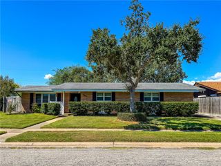 1041 Meadowbrook Dr, Corpus Christi, TX 78412