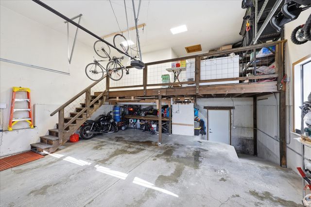 10873 S LOSTWOOD DR, Sandy, UT 84092