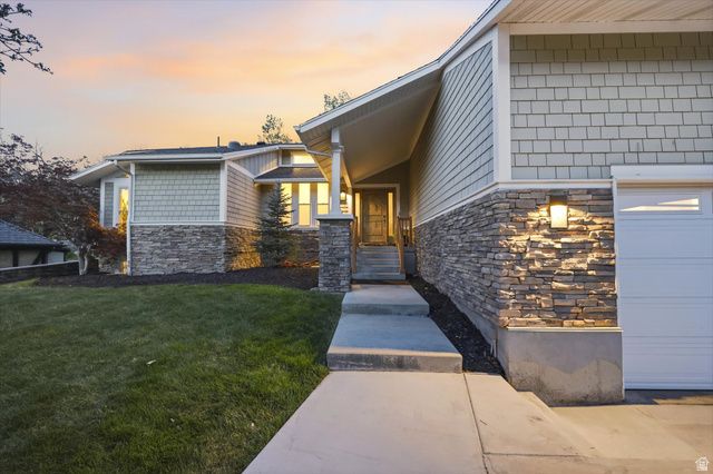 10873 S LOSTWOOD DR, Sandy, UT 84092