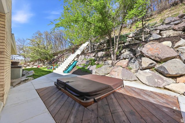 10873 S LOSTWOOD DR, Sandy, UT 84092