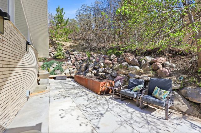 10873 S LOSTWOOD DR, Sandy, UT 84092