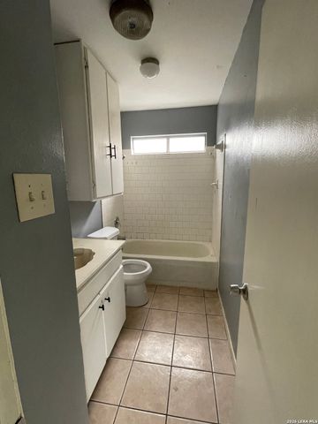 930 S Leona, San Antonio, TX 78207
