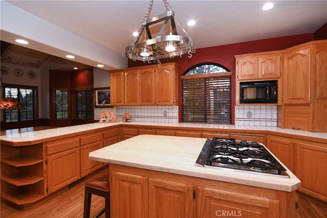 285 N Fairway, Lake Arrowhead, CA 92352