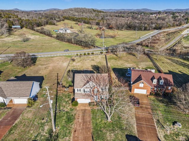 2786 Iroquois Dr, Thompsons Station, TN 37179