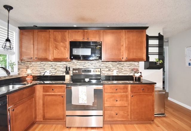 92 Louis Rd, Springfield, MA 01118
