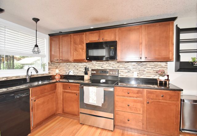 92 Louis Rd, Springfield, MA 01118