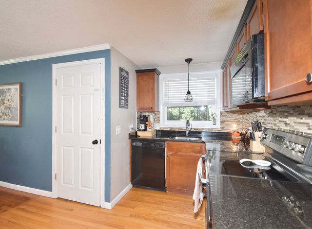 92 Louis Rd, Springfield, MA 01118