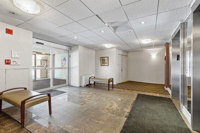 2525 S Shore DRIVE #18B, Milwaukee, WI 53207