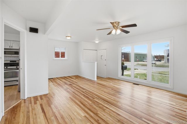 15225 Common Road, Roseville, MI 48066