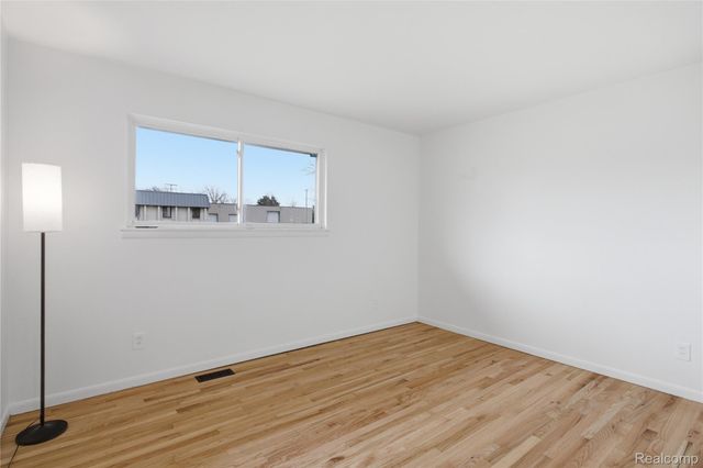 15225 Common Road, Roseville, MI 48066
