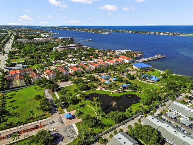 131 Harbors Way, Boynton Beach, FL 33435