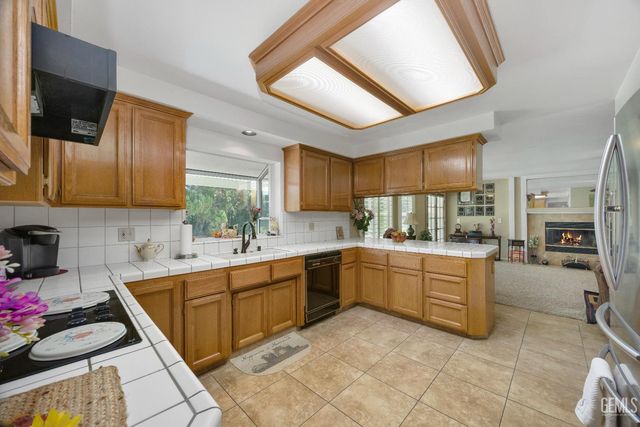 7421 Feather River Drive, Bakersfield, CA 93308