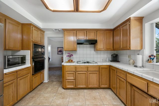 7421 Feather River Drive, Bakersfield, CA 93308