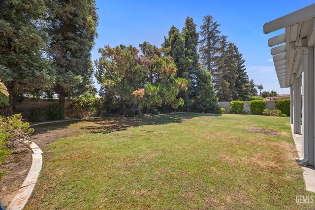 7421 Feather River Drive, Bakersfield, CA 93308