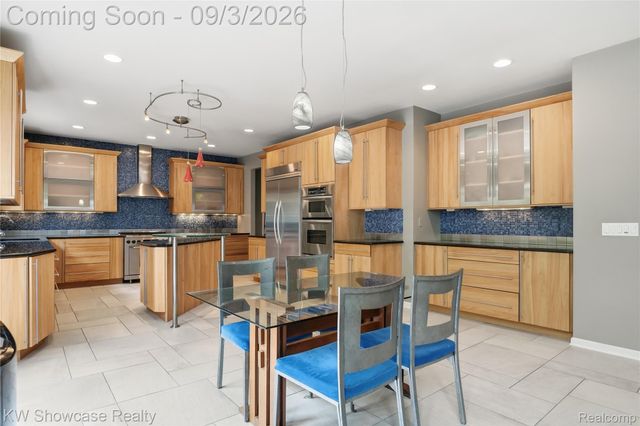 31132 LAGOON Drive, Novi, MI 48377