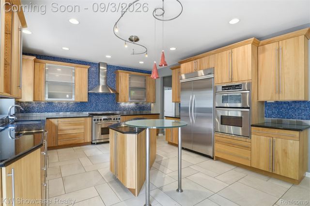 31132 LAGOON Drive, Novi, MI 48377