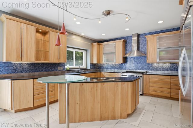 31132 LAGOON Drive, Novi, MI 48377