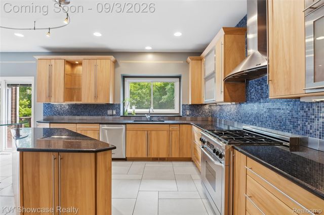 31132 LAGOON Drive, Novi, MI 48377