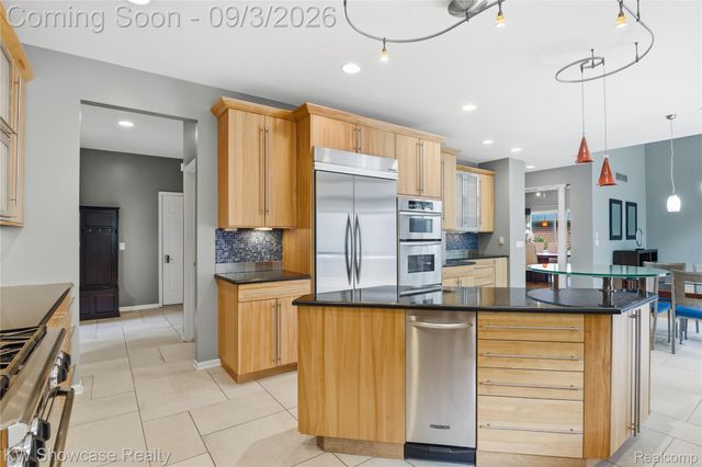 31132 LAGOON Drive, Novi, MI 48377