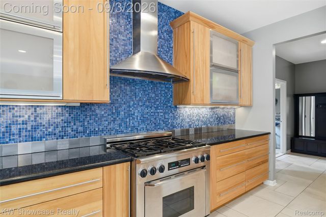 31132 LAGOON Drive, Novi, MI 48377