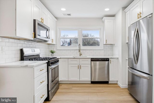 1 CORVAS CT, Sewell, NJ 08080