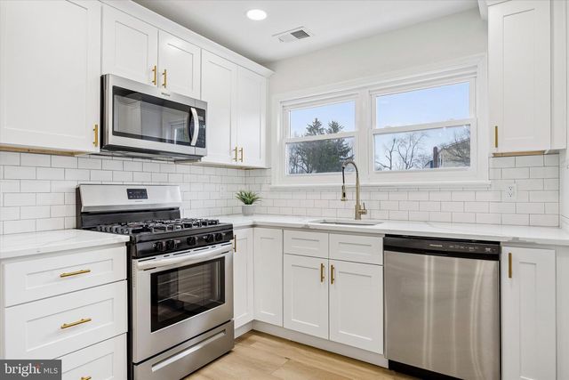 1 CORVAS CT, Sewell, NJ 08080