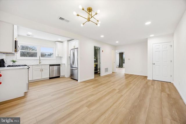 1 CORVAS CT, Sewell, NJ 08080