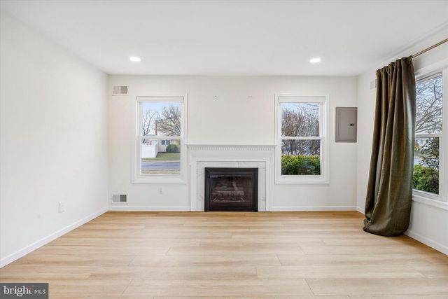 1 CORVAS CT, Sewell, NJ 08080