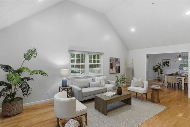 5 Aspen Cir, Bedford, MA 01730