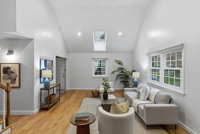 5 Aspen Cir, Bedford, MA 01730