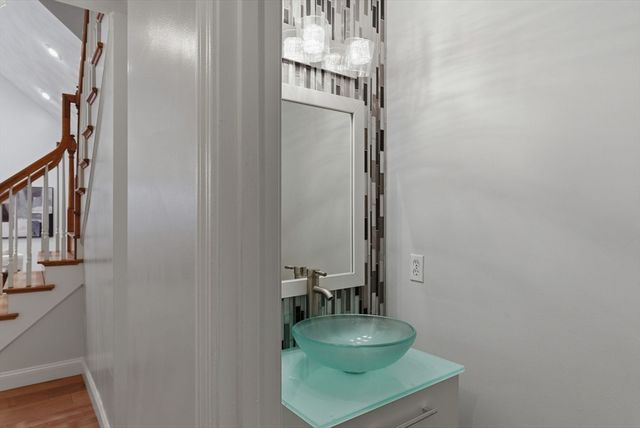 5 Aspen Cir, Bedford, MA 01730