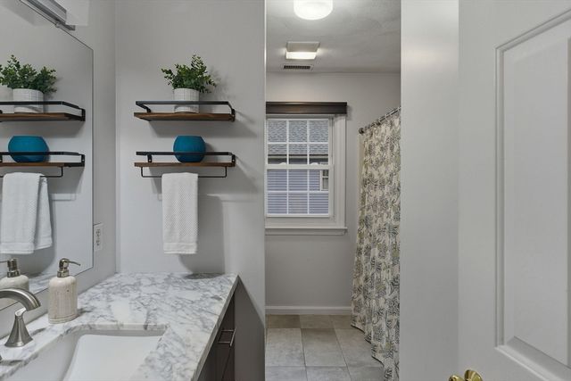 5 Aspen Cir, Bedford, MA 01730