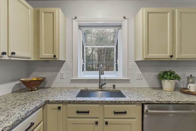 5 Aspen Cir, Bedford, MA 01730