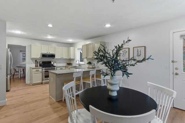 5 Aspen Cir, Bedford, MA 01730