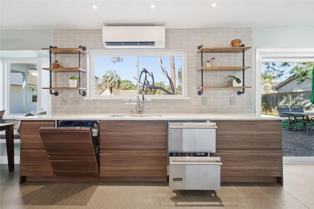 126 Pine Shadows Drive, Taylor Lake Village, TX 77586