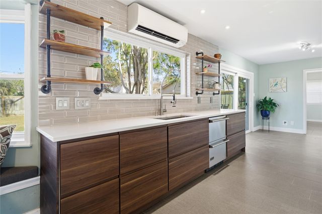 126 Pine Shadows Drive, Taylor Lake Village, TX 77586